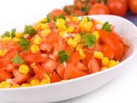 Salada de verão com tomates e milho