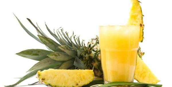 Suco refrescante de abacaxi