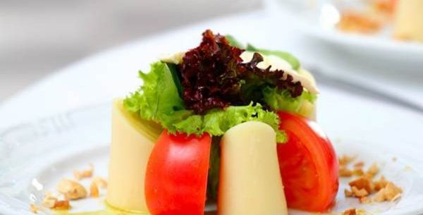 Salada de palmito e queijo parmesão