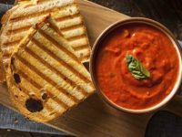 Sopa de tomate assado e manjericão