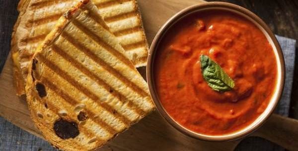 Sopa de tomate assado e manjericão