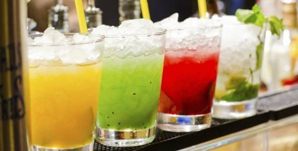 Perigos de combinar bebidas light com álcool
