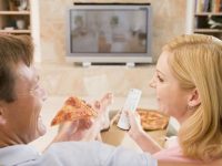 3 Maneiras de comer menos enquanto assiste TV