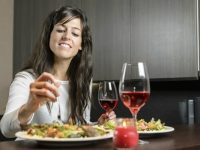 Conheça 4 benefícios de jantar e surpreenda-se