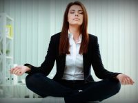 4 Posturas de yoga para relaxar no escritório