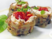 Rolinhos de berinjela recheados com tomate e queijo