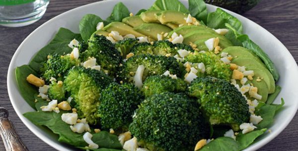 Salada de brócolis com abacate