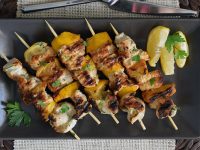Espetinho de frango ao limão e iogurte