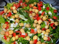 Salada de folhas verdes com grão de bico