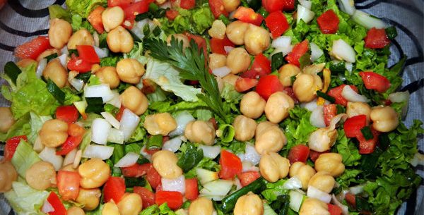Salada de folhas verdes com grão de bico