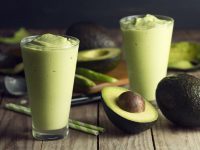 Smoothie desintoxicante de maça e abacate